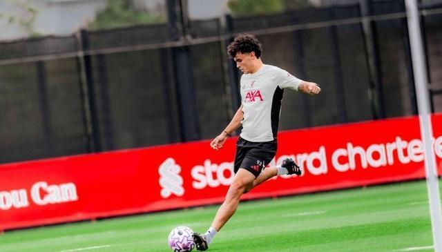 月接受了腿, 因此未能随, 表利物浦U